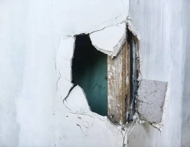 Photo of cracked asbestos in the corner
