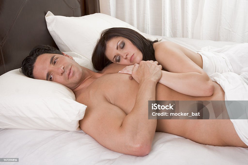 Amante joven pareja desnuda erótico sensual en la cama - Foto de stock de 20 a 29 años libre de derechos