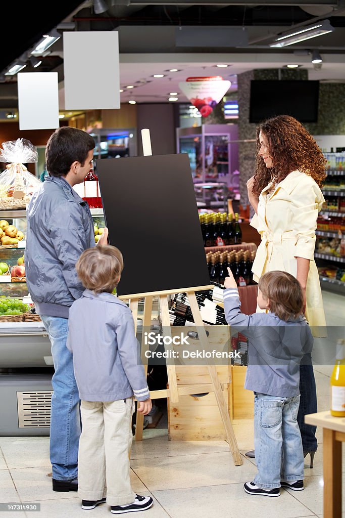 Семья в магазин - Стоковые фото В помещении роялти-фри