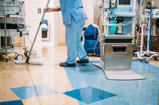 Foto conceptual de un trabajador del hospital que realiza la limpieza en la sala de operaciones photo