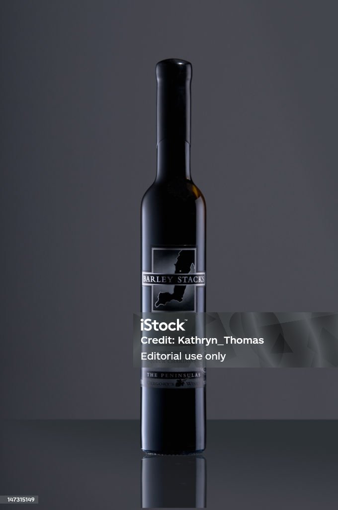 Orzo pile bottiglia di vino - Foto stock royalty-free di Alchol