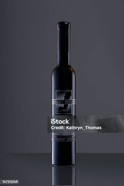 Orzo Pile Bottiglia Di Vino - Fotografie stock e altre immagini di Alchol - Alchol, Australia, Bibita