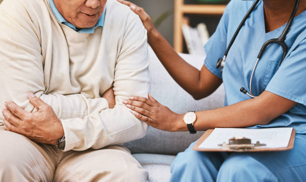 Pain, help and empathy of nurse with senior man for healthcare, medical or retirement home check, exam and assessment. Depression, sad and mental health fear of elderly patient consulting a doctor dolor, ayuda y empatía de la enfermera con el hombre mayor para la atención médica, el chequeo médico o del hogar de retiro, el examen y la evaluación. depresión, tristeza y miedo a la salud mental de un paciente anciano que consulte a un médico