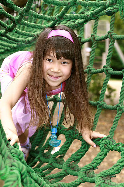 Garota se divertir no playground - foto de acervo