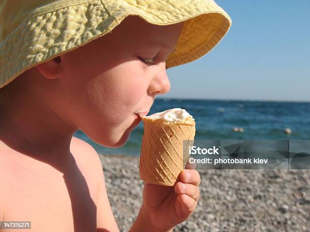 Bambino Mangiare Gelato Su Una Spiaggia - Fotografie stock e altre immagini di Ghiaccio - Ghiaccio, Spiaggia, Mangiare