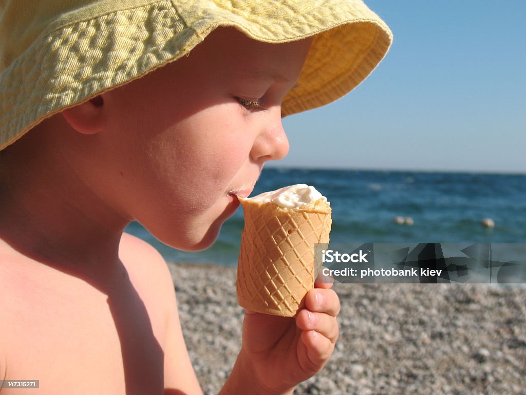 어린이 식사 아이스크림 해변의 - 로열티 프리 얼음 스톡 사진