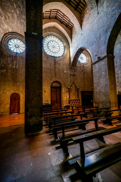 строгий каменный интерьер аббатской церкви сан-пьетро в средневековом сердце ассизи в умбрии - rose window assisi wall umbria стоковые фото и изображения
