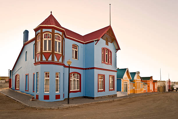 vista para a rua, lüderitz, namíbia, áfrica - luderitz city - fotografias e filmes do acervo