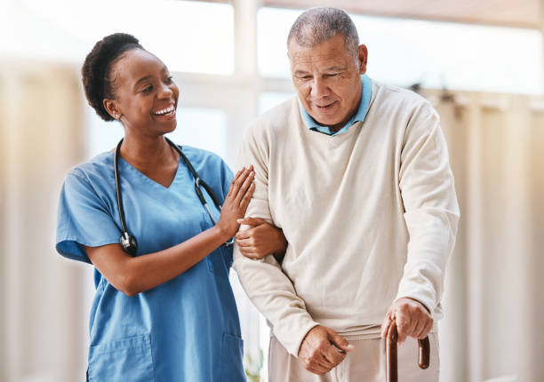 hilfe, unterstützung und medizinische versorgung mit krankenschwester und altem mann und stock für ruhestand, rehabilitation oder heilung. empathie, physiotherapie und gesundheitsversorgung mit patient und gehstock im pflegeheim - senior adult old nursing home people stock-fotos und bilder