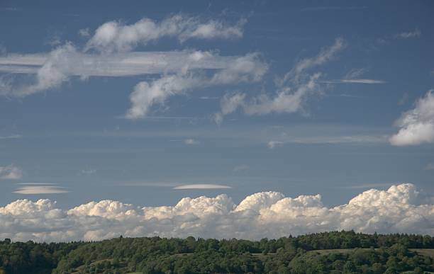 chinthurst ヒル 2 - surrey hill guildford cloudscape ストックフォトと画像