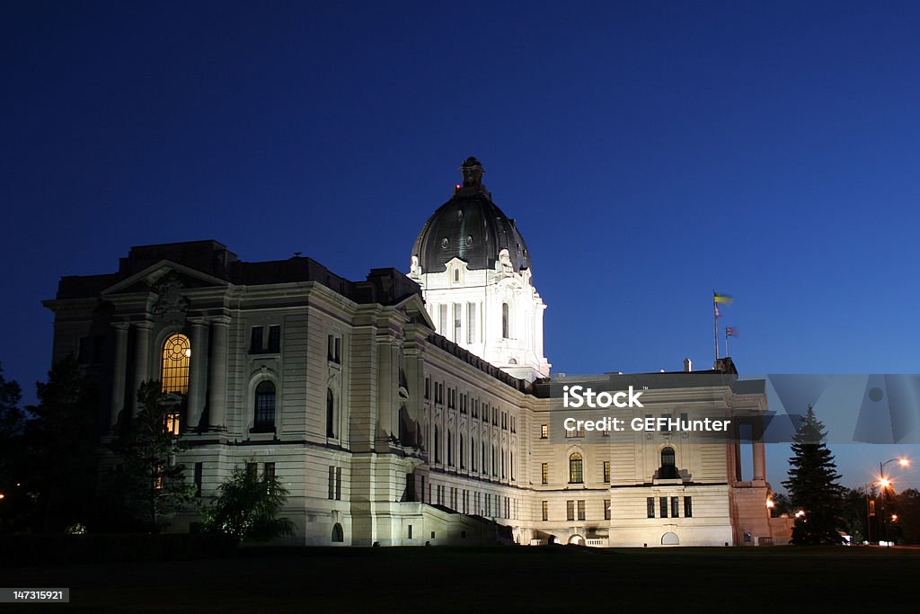 Saskatchewan legislatura à noite - Foto de stock de Edifício do Parlamento royalty-free
