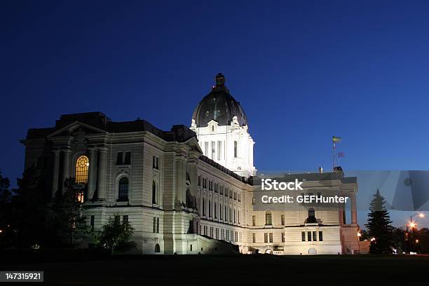 Foto de Saskatchewan Legislatura À Noite e mais fotos de stock de Edifício do Parlamento - Edifício do Parlamento, Saskatchewan, Arquitetura