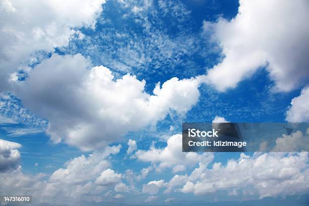 Photo libre de droit de Ciel Bleu Et Nuages banque d'images et plus d'images libres de droit de Beauté de la nature - Beauté de la nature, Blanc, Bleu