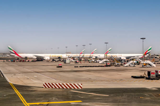 emirates airliners, weltweit größter betreiber der beliebten boeing 777 und des legendären airbus a380 - flugzeug auf der start- und landebahn, istanbul, türkei - flag of the united arab emirates stock-fotos und bilder