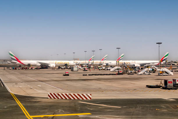 emirates airliners, el mayor operador mundial del popular boeing 777 y el icónico airbus a380 - avión estacionado en la pista, estambul, turquía - flag of the united arab emirates fotografías e imágenes de stock