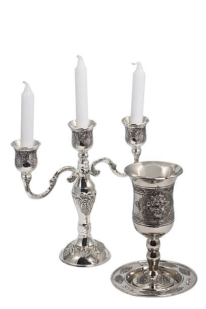 argent de vin et un chandelier coupe du sabbat - passover judaism seder kiddush cup photos et images de collection