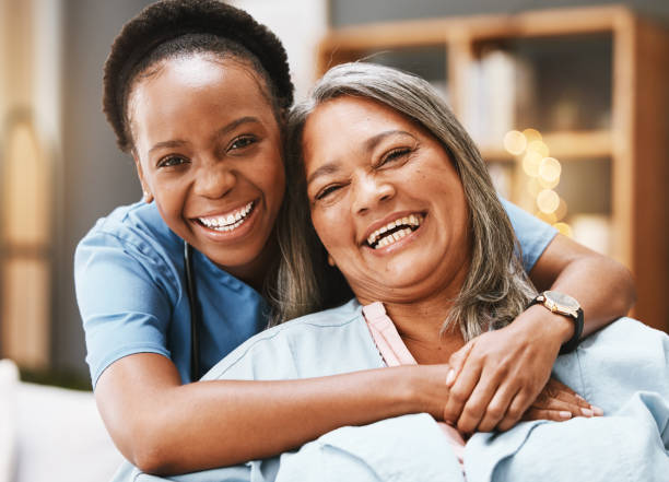 cuidado de personas mayores, abrazo y retrato de enfermera con paciente para ayuda médica, atención médica o fisioterapia. caridad, cuidadora voluntaria y rostro de mujer negra en un hogar de ancianos para la rehabilitación de discapacidades - home health nurse fotografías e imágenes de stock