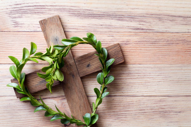 croix en bois avec brins de buis en forme de cœur, symbole pascal de vie, concept religieux - cross cross shape easter christianity photos et images de collection