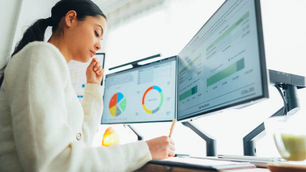 서있는 책상 홈 오피스에서 일하는 허리 통증이있는 여성 - business finance data chart 뉴스 사진 이미지