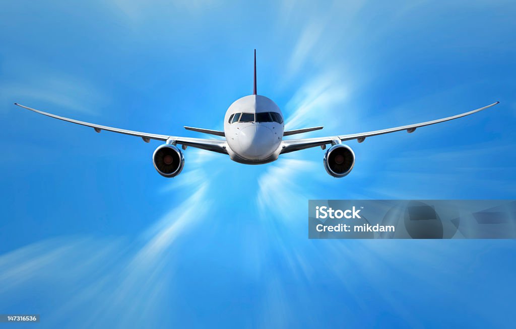 Самолет над облаками - Стоковые фото Вид спереди роялти-фри