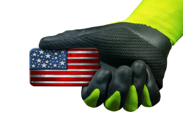 ręka w rękawiczce trzymająca drewnianą flagę narodową stanów zjednoczonych ameryki - made in the usa american flag flag manual worker zdjęcia i obrazy z banku zdjęć