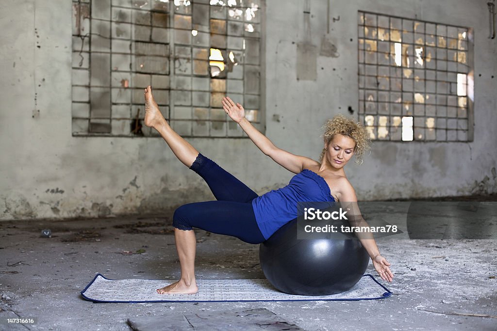 Esercizio di Pilates - Foto stock royalty-free di Abbandonato