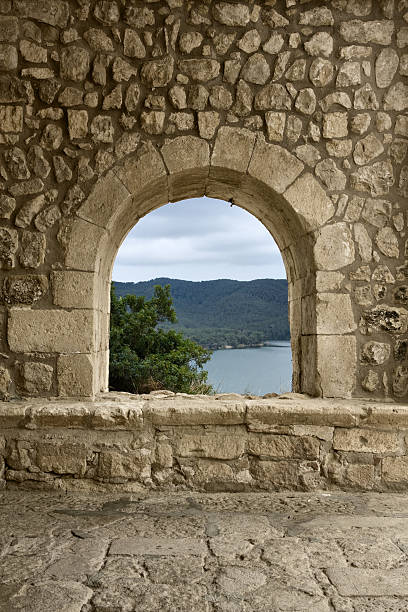 vue de la fenêtre médiévale - arched window photos et images de collection