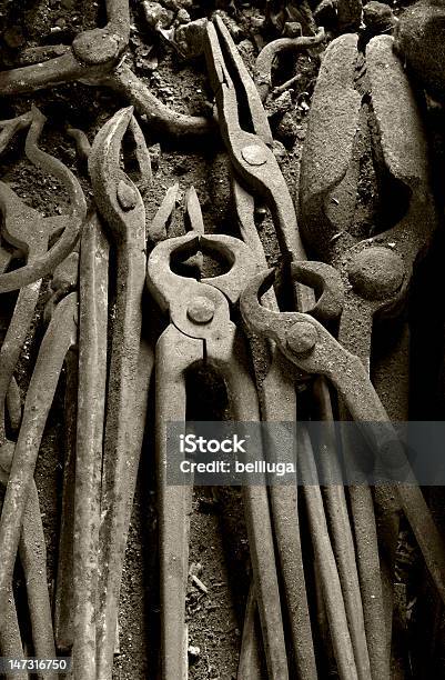 Old Schmied Tools Stockfoto und mehr Bilder von Altertümlich - Altertümlich, Amboss, Arbeiten