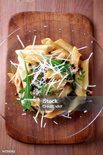 Penne Mit Eingelegten Pfefferkörner Und Kapern Stockfoto und mehr Bilder von Draufsicht - Draufsicht, Eingelegt, Fotografie