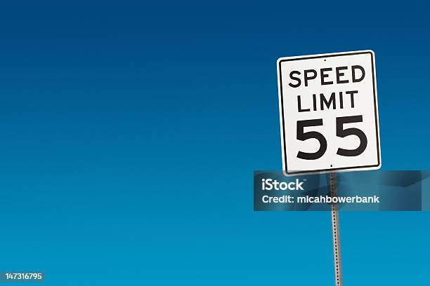 O Limite De Velocidade 55 - Fotografias de stock e mais imagens de Placa de Limite de Velocidade - Placa de Limite de Velocidade, Número 55, Sinal