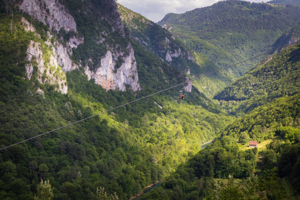 extremer adrenalinschub in montenegro, zipline. ein steiler und hoher abstieg über den fluss, ein schöner blick auf den canyon eröffnet sich. - valley storm thunderstorm mountain stock-fotos und bilder