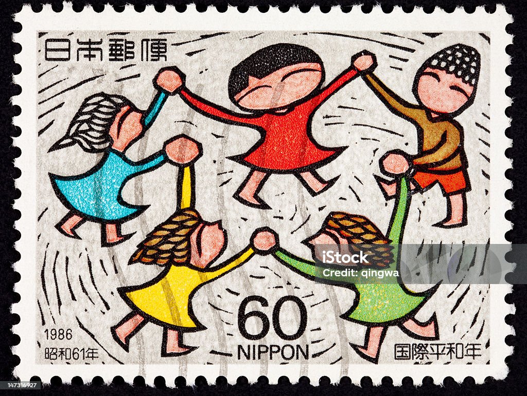 Stornierte japanische Briefmarke multikulturellen Kinder halten Hände Spinning-Tanz - Lizenzfrei Kreis Stock-Foto