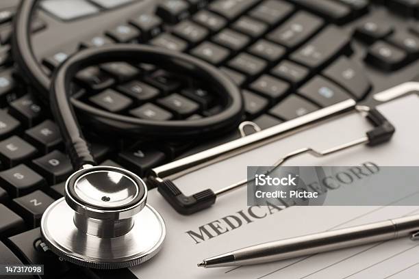 Informação Médica - Fotografias de stock e mais imagens de Cuidados de Saúde e Medicina - Cuidados de Saúde e Medicina, Documento, Doutor
