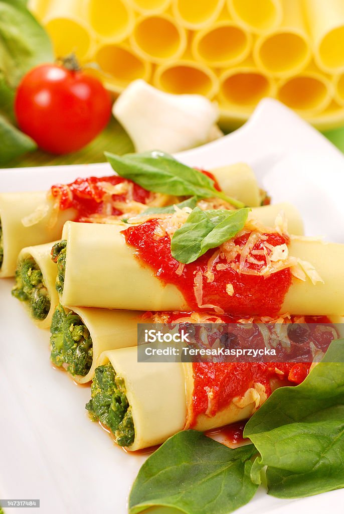 cannelloni ze szpinakiem - Zbiór zdjęć royalty-free (Cannelloni)