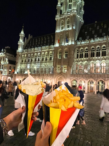 Cono de patatas fritas belgas con salsa en la Grand Place photo