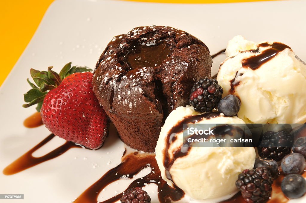 Geschmolzene lava Schokolade, Vanille-Eis mit frischen Beeren - Lizenzfrei Amerikanische Heidelbeere Stock-Foto