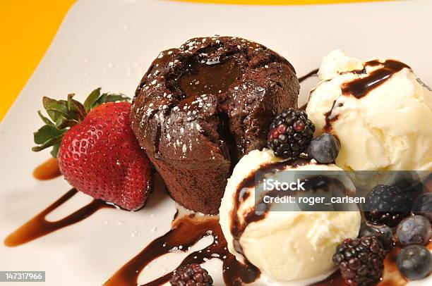 Fundir Lava Bolo De Chocolate Gelado De Baunilha E Bagas Frescas - Fotografias de stock e mais imagens de Amora Preta