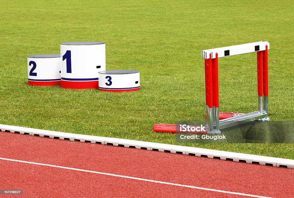 Traccia Lane, podio, vincitori ostacoli - Foto stock royalty-free di Pista di atletica leggera