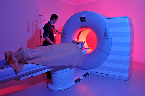 técnico realiza escán médico para un paciente. - mri scanner medical scan cat scan oncology fotografías e imágenes de stock