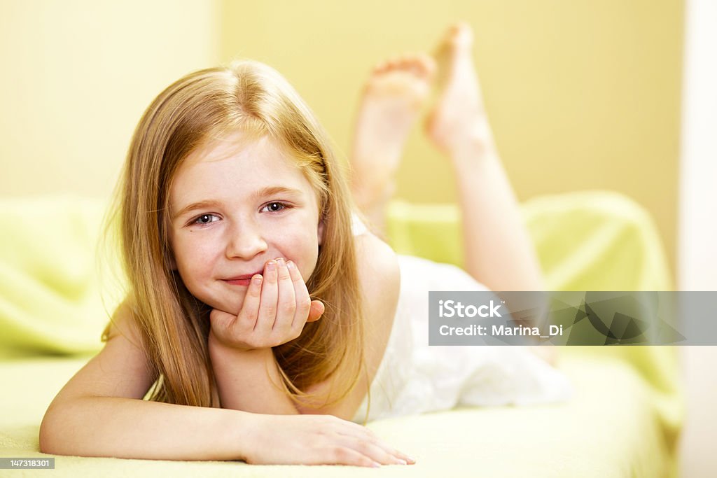 Glückliches kleines Mädchen - Lizenzfrei Barfuß Stock-Foto