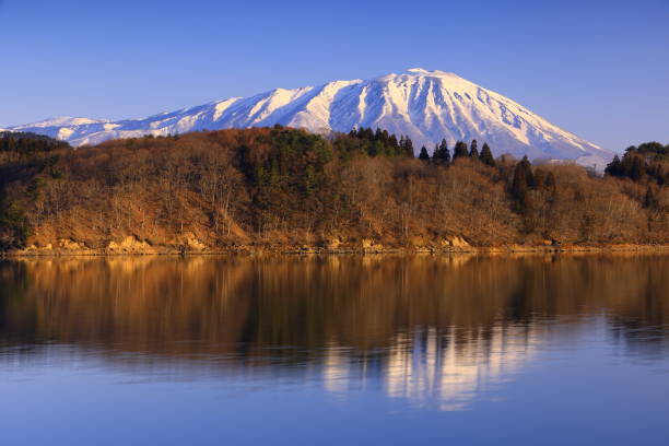 ciel bleu et majestueux mont iwate - parc national de towada hachimantai photos et images de collection