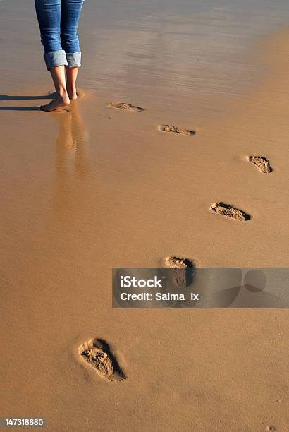 Footprints Na Praia - Fotografias de stock e mais imagens de Adulto - Adulto, Andar, Ao Ar Livre