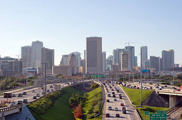 ciudad en cuenta la hora pico - autopista de cuatro carriles fotografías e imágenes de stock