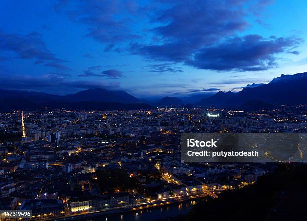 Noite De Grenoble - Fotografias de stock e mais imagens de Alpes Europeus - Alpes Europeus, Anoitecer, Ao Ar Livre