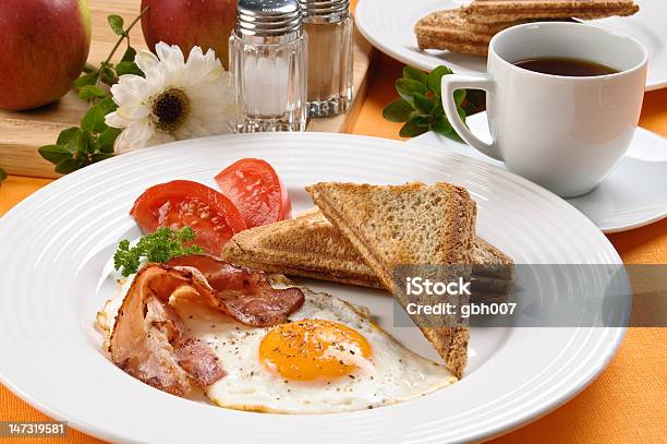 Frühstückreden Ei Schinken Und Gemüse Stockfoto und mehr Bilder von Brotsorte - Brotsorte, Ei, Eigelb