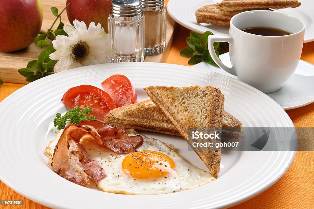 Café-da-manhã-brinda, ovo, bacon e legumes - Foto de stock de Almoço royalty-free