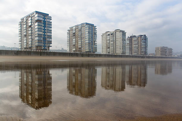 La costa de la ciudad, se refleja en la playa - foto de stock