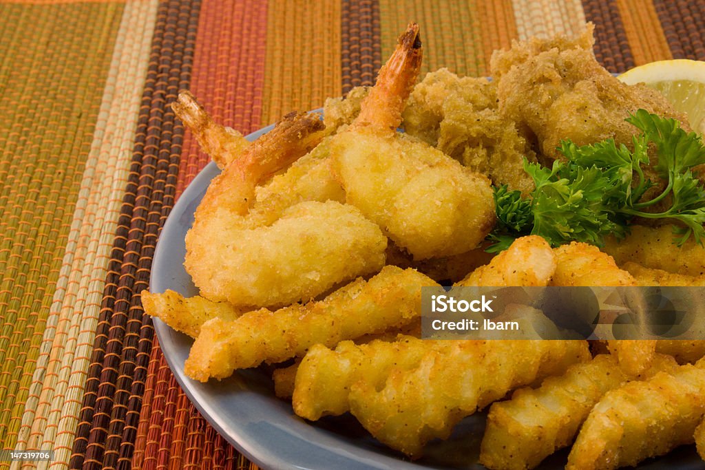 Gamberi e pesce fritto con patatine fritte - Foto stock royalty-free di Blu