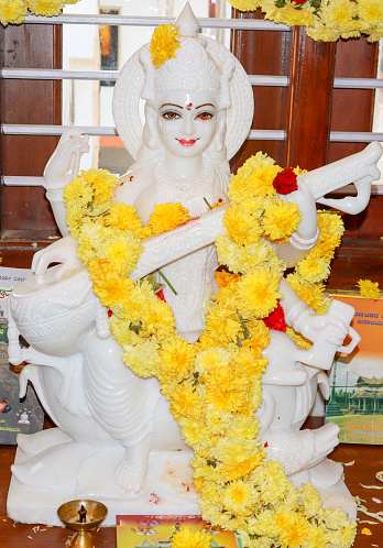 Una vista divina de una estatua de mármol blanco de la diosa Saraswathi conocida por ser la reina del conocimiento y la sabiduría según el hinduismo en la India. photo
