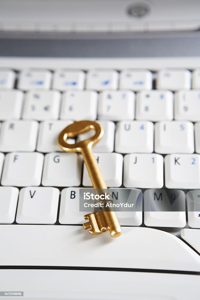 Goldene Schlüssel auf laptop - Lizenzfrei Bildschärfe Stock-Foto